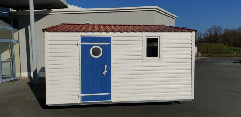 Corokia coloris blanc porte bleu fonce avec ouverture inversee toit terracotta option hublot fenetre de serie