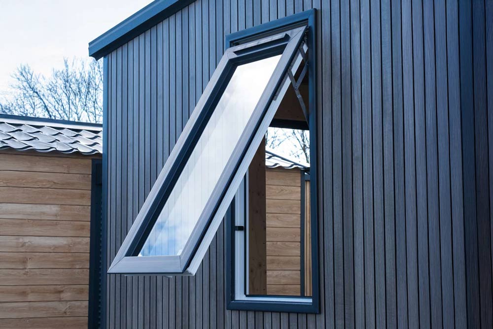 Grande-fenetre--abri-zenith-dacri-vendee Les atouts DACRI, fabricant français : Un abri de jardin prêt à poser, design et robuste, ossature bois en habillage PVC ou bois.
