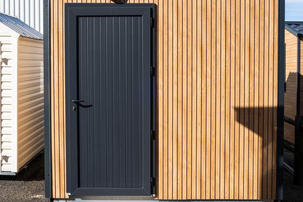 porte-type-mh-abris-de-jardin-dacri-vendee Les atouts DACRI, fabricant français : Un abri de jardin prêt à poser, design et robuste, ossature bois en habillage PVC ou bois.